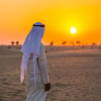 Sjeikh bij zonsondergang in de Verenigde Arabische Emiraten